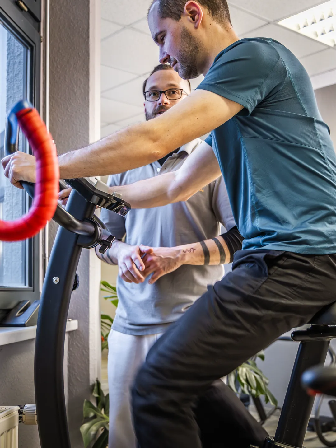 Kollege begleitet ein Ausdauertraining am Ergometer
