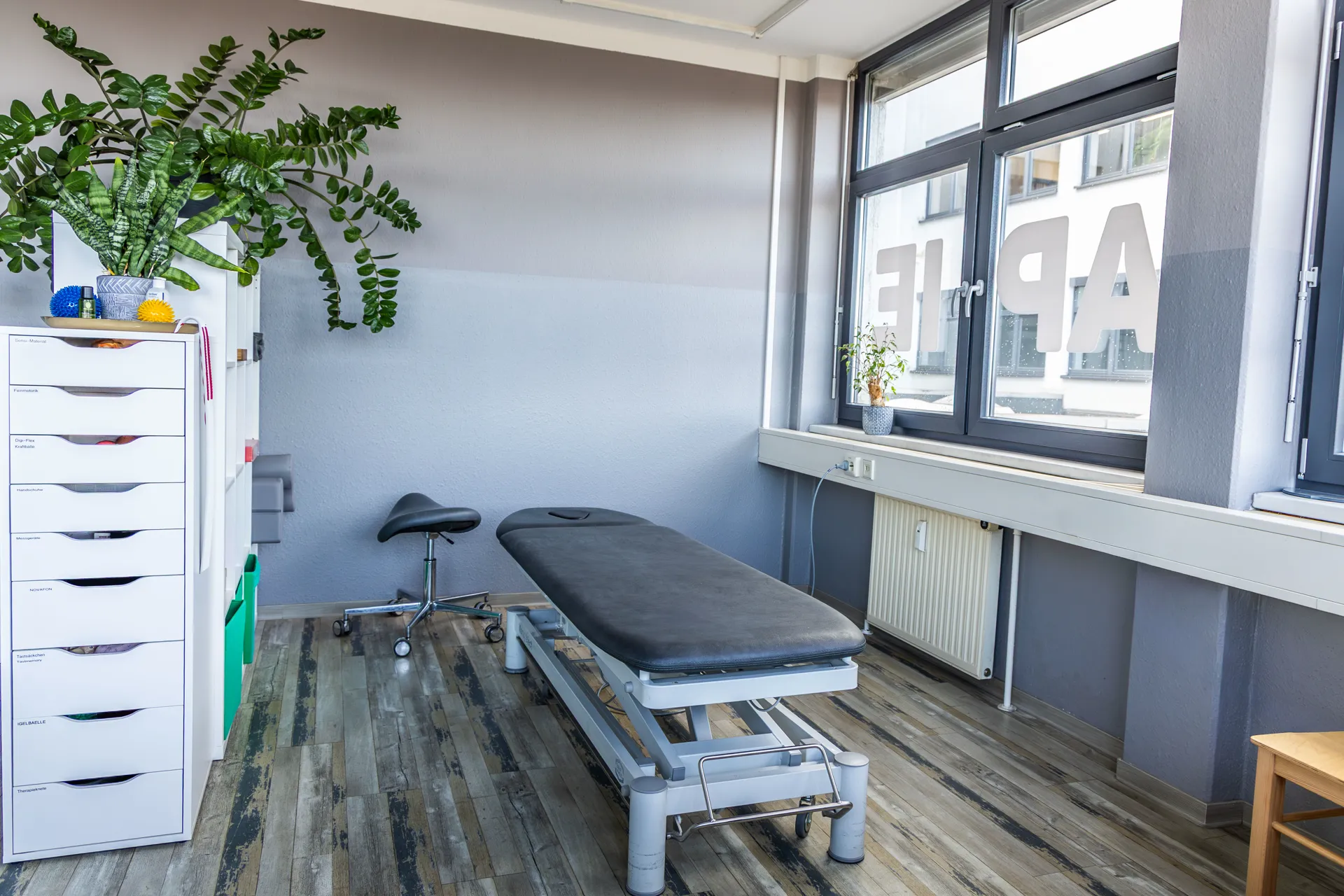 Behandlungsraum mit Therapieliege in der 360° Therapie Kesselsdorf